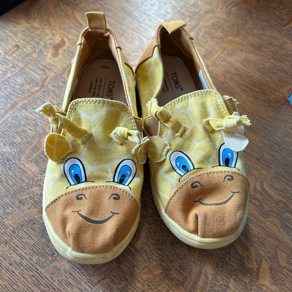 Super cute giraffe 🦒 toms